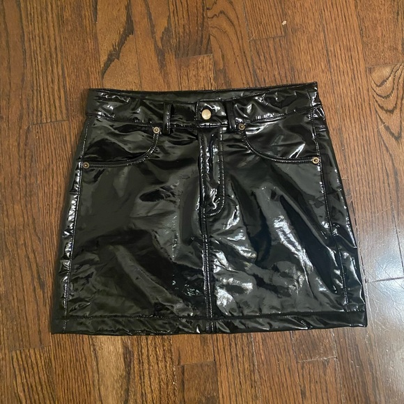 Black vegan leather mini skirt- barely worn! Size XS - Picture 1 of 3